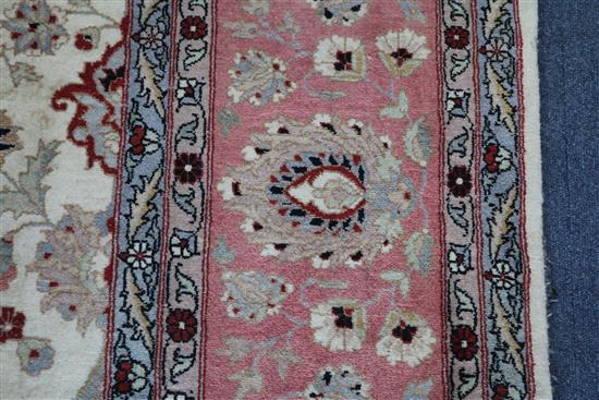 An ivory ground carpet 320cm x 243cm